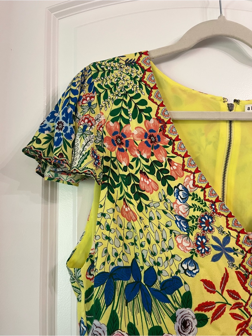 Alice + Olivia Hadley Yellow Floral V-Neck Mini Dress Flutter Short Sleeves 14 - Picture 3 of 6